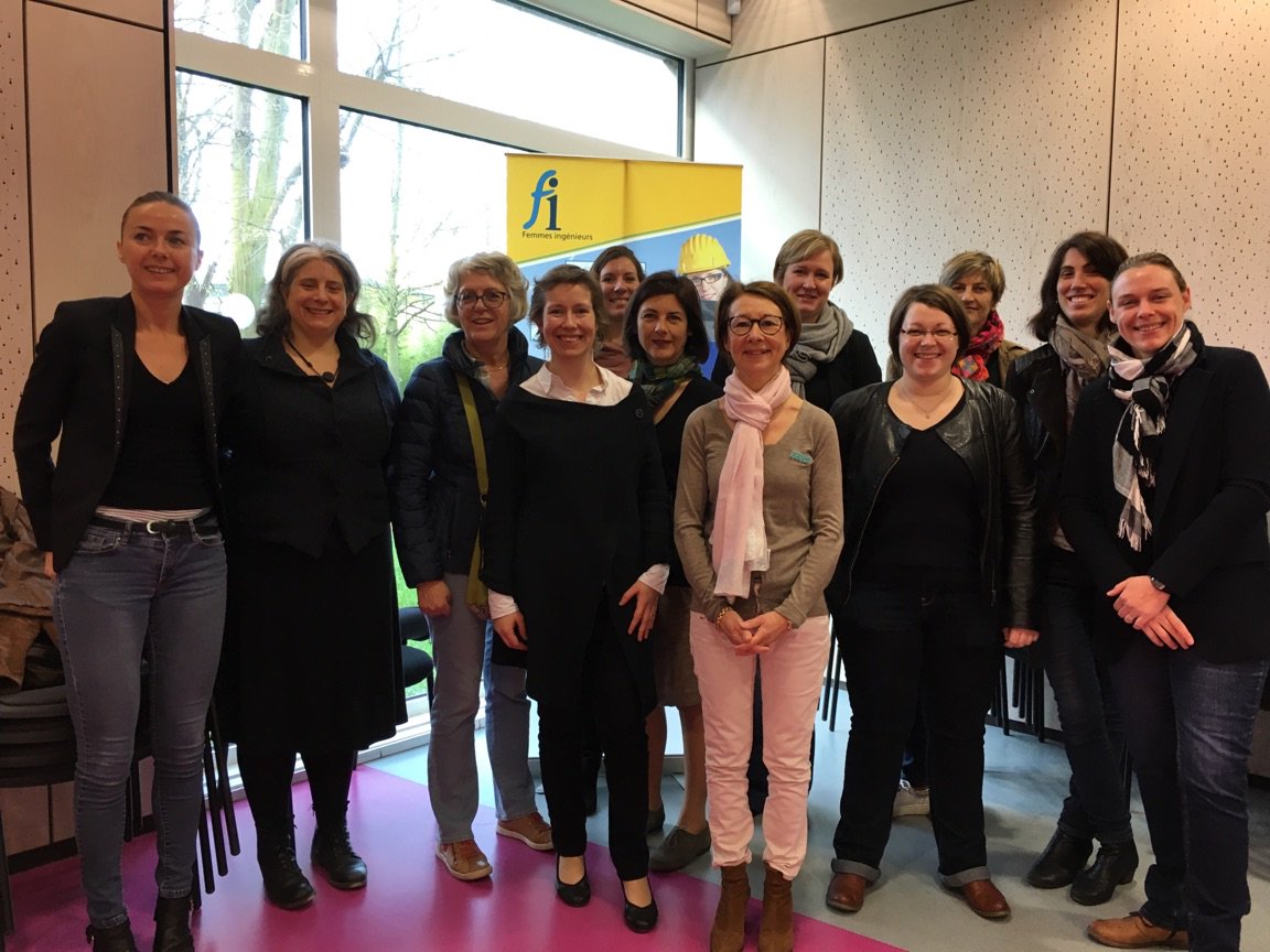 Femmes Ingénieures au forum Excellence au féminin de Carvin une partie de l'équipe FI